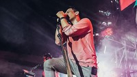 Ariel Noah bergabung meramaikan peresmian VDkate yang diselenggarakan oleh Vincent dam Desta. Dirinya ditantang untuk bermain tenis meja melawan penyanyi Pradikta Wicaksono. Foto: Instagram/arielnoah