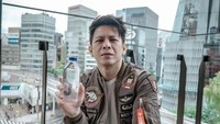 Untuk menjaga dehidrasinya, Ariel Noah selalu memerhatikan asupan air mineralnya. Ia bahkan sengaja memilih air mineral yang dikemas dengan teknologi dari Jepang. Foto: Instagram/arielnoah
