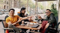 Ariel merupakan penyanyi yang hobi kulineran. Saat berlibur bersama teman-temannya ke Belanda, mereka mampir ke sebuah kafe khusus untuk sarapan bitterbalen. Foto: Instagram/arielnoah