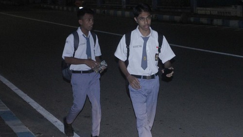 Suasana ruangan kelas yang masih kosong akibat banyaknya pelajar yang terlambat di SMA Negeri I Kupang, di Kota Kupang, NTT, Senin (6/3/2023). Para siswa SMA/SMK di Kupang mengaku masih sulit menyesuaikan waktu jam belajar dan tidur sehingga setelah penerapan kebijakan sekolah jam 5.30 WITA, masih banyak yang masih terlambat dan mengantuk di jam-jam sekitar 08.00 WITA dan 09.00 WITA. ANTARA FOTO/Kornelis Kaha/hp.