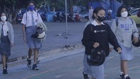 Sejumlah pelajar sekolah menengah atas (SMA) berjalan memasuki kawasan SMA Negeri I Kupang, di Kota Kupang, NTT, Senin (6/3/2023).