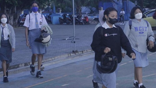 Suasana ruangan kelas yang masih kosong akibat banyaknya pelajar yang terlambat di SMA Negeri I Kupang, di Kota Kupang, NTT, Senin (6/3/2023). Para siswa SMA/SMK di Kupang mengaku masih sulit menyesuaikan waktu jam belajar dan tidur sehingga setelah penerapan kebijakan sekolah jam 5.30 WITA, masih banyak yang masih terlambat dan mengantuk di jam-jam sekitar 08.00 WITA dan 09.00 WITA. ANTARA FOTO/Kornelis Kaha/hp.