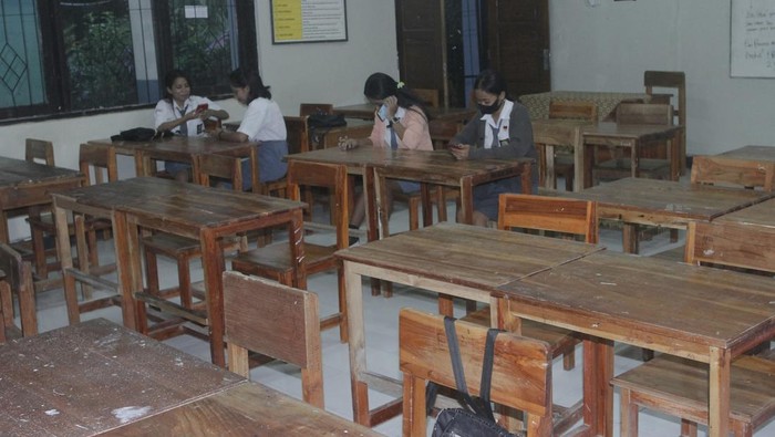 Suasana ruangan kelas yang masih kosong akibat banyaknya pelajar yang terlambat di SMA Negeri I Kupang, di Kota Kupang, NTT, Senin (6/3/2023). Para siswa SMA/SMK di Kupang mengaku masih sulit menyesuaikan waktu jam belajar dan tidur sehingga setelah penerapan kebijakan sekolah jam 5.30 WITA, masih banyak yang masih terlambat dan mengantuk di jam-jam sekitar 08.00 WITA dan 09.00 WITA. ANTARA FOTO/Kornelis Kaha/hp.