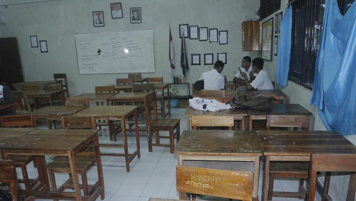 Suasana ruangan kelas yang masih kosong akibat banyaknya pelajar yang terlambat di SMA Negeri I Kupang, di Kota Kupang, NTT, Senin (6/3/2023). Para siswa SMA/SMK di Kupang mengaku masih sulit menyesuaikan waktu jam belajar dan tidur sehingga setelah penerapan kebijakan sekolah jam 5.30 WITA, masih banyak yang masih terlambat dan mengantuk di jam-jam sekitar 08.00 WITA dan 09.00 WITA. ANTARA FOTO/Kornelis Kaha/hp.