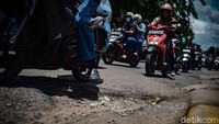 Berdasarkan pantauan pukul 13.00 WIB, terdapat titik jalanan yang berlubang. 