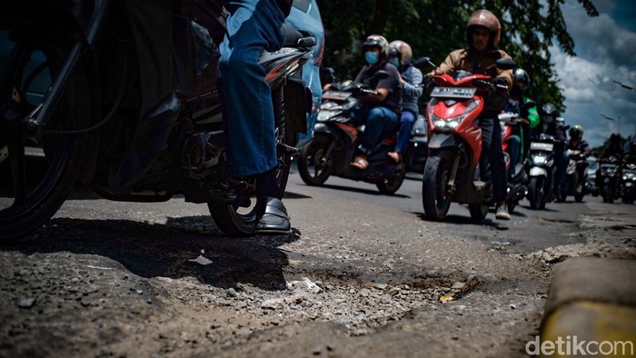 Awas! Jalan TB Simatupang Arah RS Fatmawati Berlubang Jalan TB Simatupang yang mengarah ke RS Fatmawati, Jakarta bergelombang dan berlubang. Pengguna jalan terpantau melambatkan lajunya, Senin (6/3/2023).