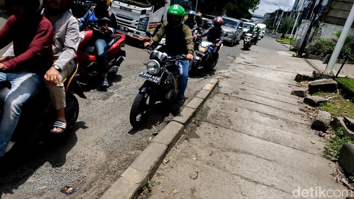 Jalan TB Simatupang yang mengarah ke RS Fatmawati, Jakarta bergelombang dan berlubang. Pengguna jalan terpantau melambatkan lajunya, Senin (6/3/2023).