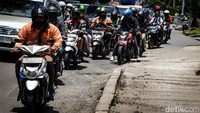 Pengendara melintas di Jalan TB Simatupang arah RS Fatmawati, Jakarta, Senin (6/3/2023). 