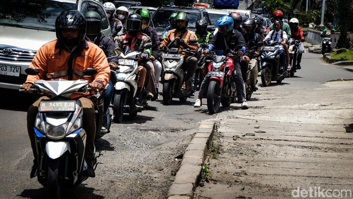 Awas! Jalan TB Simatupang Arah RS Fatmawati Berlubang Jalan TB Simatupang yang mengarah ke RS Fatmawati, Jakarta bergelombang dan berlubang. Pengguna jalan terpantau melambatkan lajunya, Senin (6/3/2023).