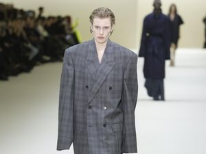 Balenciaga Gelar Peragaan Perdana Pasca-Kontroversi, Minus Selebriti