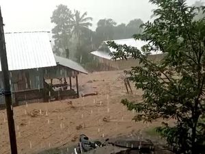 Banjir Bandang Bima Rusak Kantor KUA dan Rumah Dinas Camat