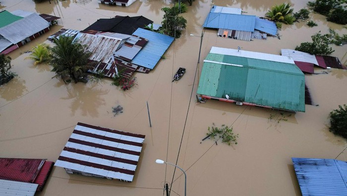 Banjir telah menerjang Johor, Malaysia. Selain merendam rumah, hewan ternak seperti kambing juga jadi korban.