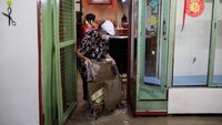 Saat ini sebagian warga telah kembali ke rumahnya untuk bersih-bersih.