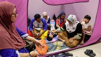 Banjir membuat warga mengungsi di sejumlah lokasi.