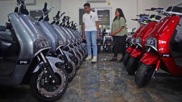 Calon pembeli didampingi tenaga penjual melihat motor listrik yang di jual di showroom motor listrik  Tangkas Ciater, Tangerang Selatan, Banten, Senin (6/3/2023). Pemerintah mulai 20 Maret 2023 memberikan subsidi kendaraan listrik, demi meningkatkan keterjangkauan harga dan daya beli masyarakat terhadap kendaraan listrik, serta memacu perkembangan industri otomotif energi baru. ANTARA FOTO/Muhammad Iqbal/hp.