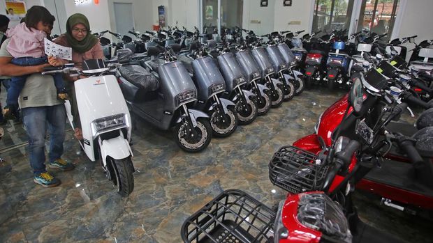 Calon pembeli didampingi tenaga penjual melihat motor listrik yang di jual di showroom motor listrik  Tangkas Ciater, Tangerang Selatan, Banten, Senin (6/3/2023). Pemerintah mulai 20 Maret 2023 memberikan subsidi kendaraan listrik, demi meningkatkan keterjangkauan harga dan daya beli masyarakat terhadap kendaraan listrik, serta memacu perkembangan industri otomotif energi baru. ANTARA FOTO/Muhammad Iqbal/hp.