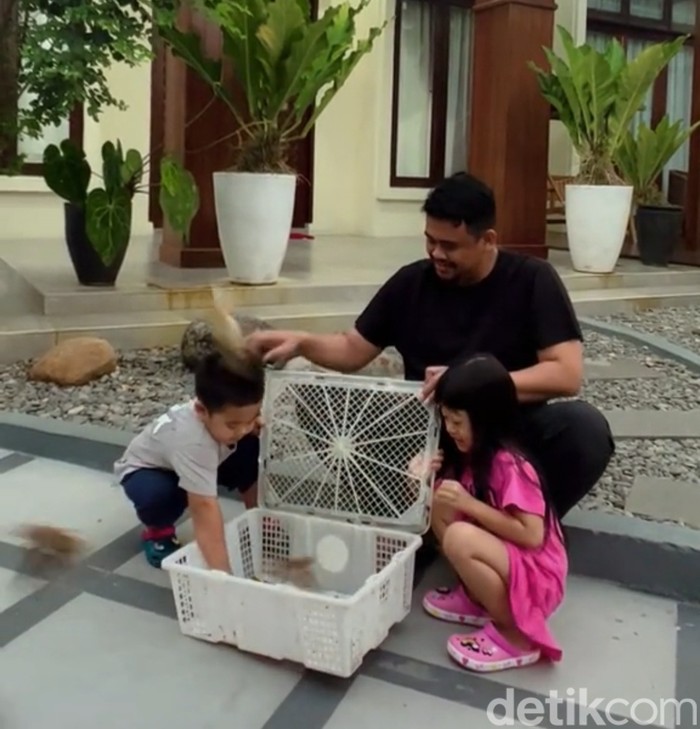 Bobby Nasution dan anaknya.