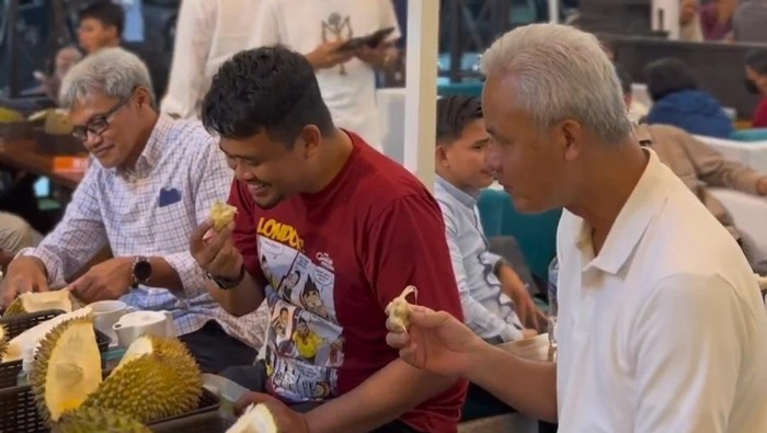 Bobby Nasution dan Ganjar Pranowo menyantap durian di Medan. (Foto: Instagram @bobbynst)