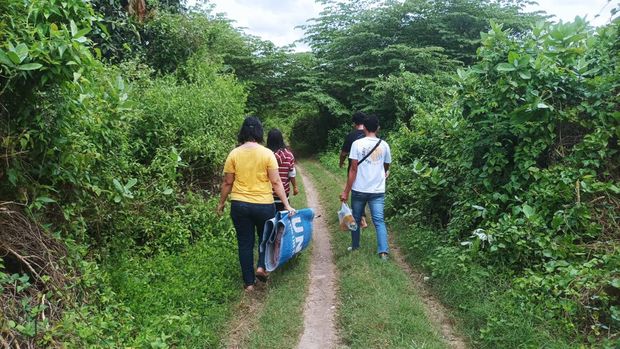 Bripka Nancy saat menangani kasus kekerasan anak dan perempuan.