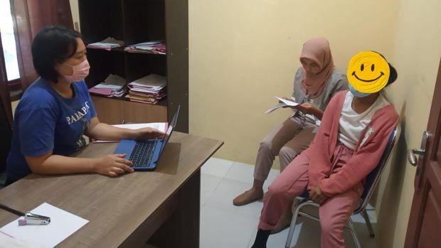 Bripka Nancy saat menangani kasus kekerasan anak dan perempuan.