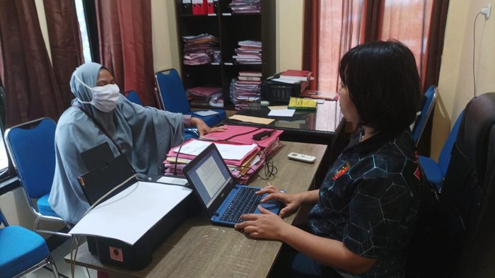 Bripka Nancy saat menangani kasus kekerasan anak dan perempuan.