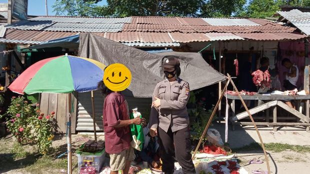 Bripka Nancy saat menangani kasus kekerasan anak dan perempuan.