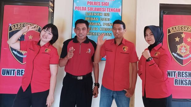 Bripka Nancy saat menangani kasus kekerasan anak dan perempuan.