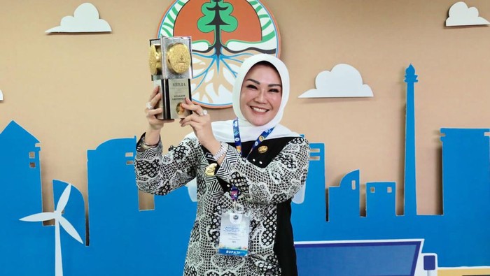 Bupati Klaten Sri Mulyani mengangkat Piala Adipura. Foto diunggah Senin (6/3/2023).