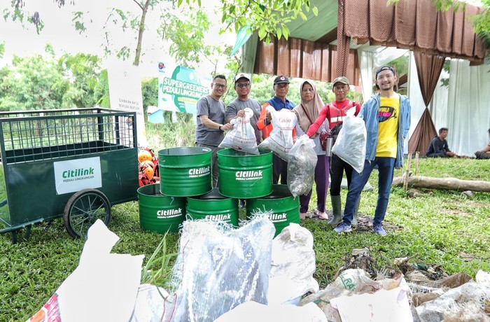 Citilink membersihkan sampah di Sungai Ciliwung