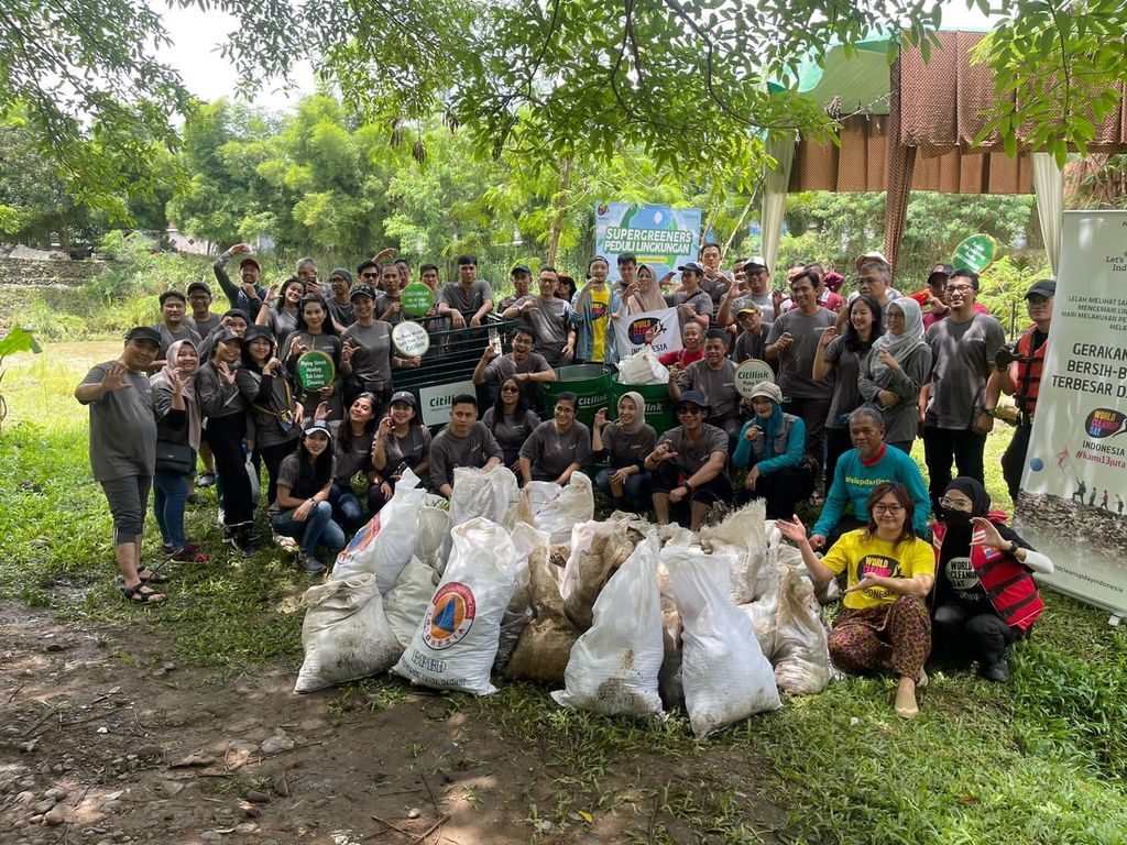 Citilink membersihkan sampah di Sungai Ciliwung