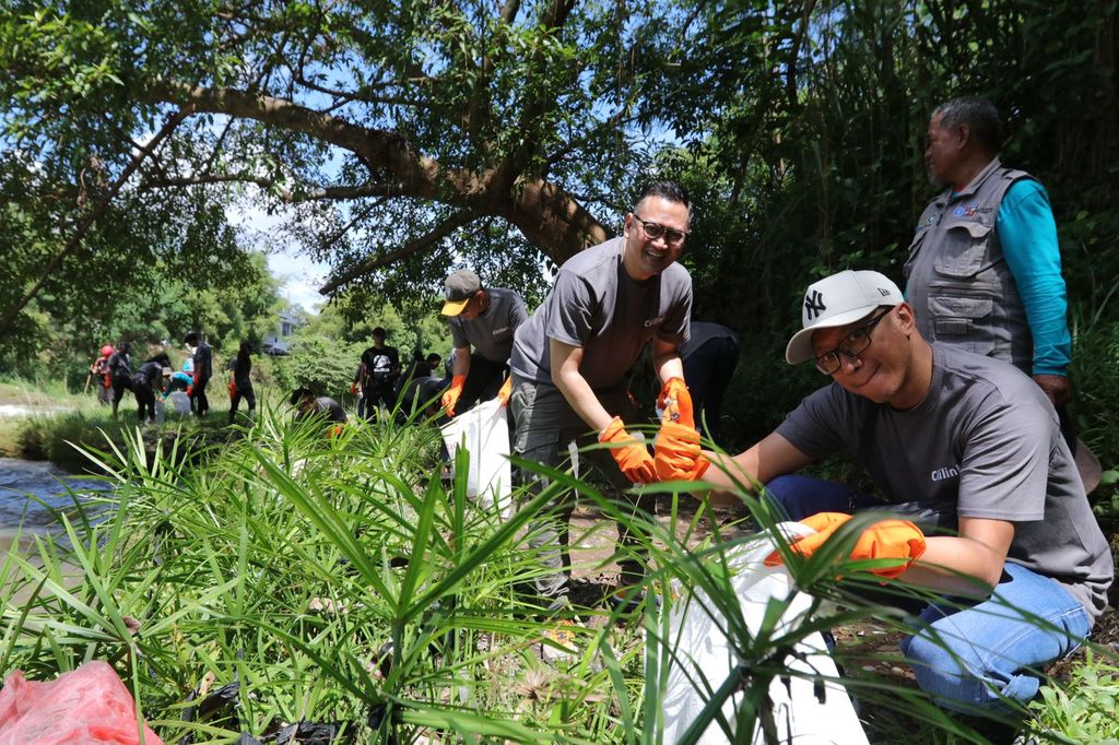 Citilink membersihkan sampah di Sungai Ciliwung