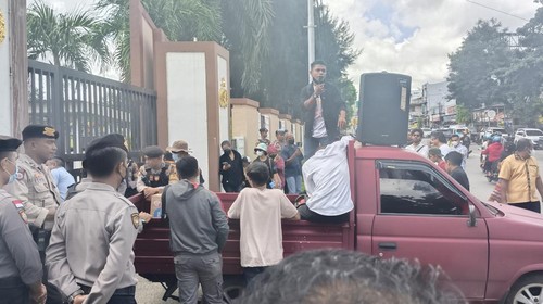 Puluhan orang sedang melakukan aksi protes di depan Mapolda NTT, Senin (6/3/2023)