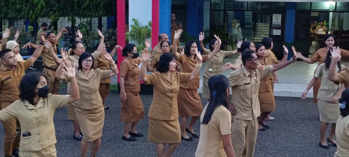 Dinas Pendidikan dan Kebudayaan NTT menyiratkan rasa bangga dengan aturan ngantor pukul 05.30 Wita, karena menjadi yang pertama di Indonesia.