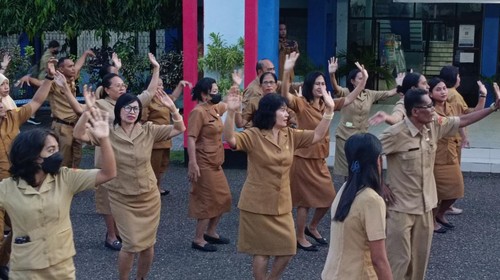 Dinas Pendidikan dan Kebudayaan NTT menyiratkan rasa bangga dengan aturan ngantor pukul 05.30 Wita, karena menjadi yang pertama di Indonesia.