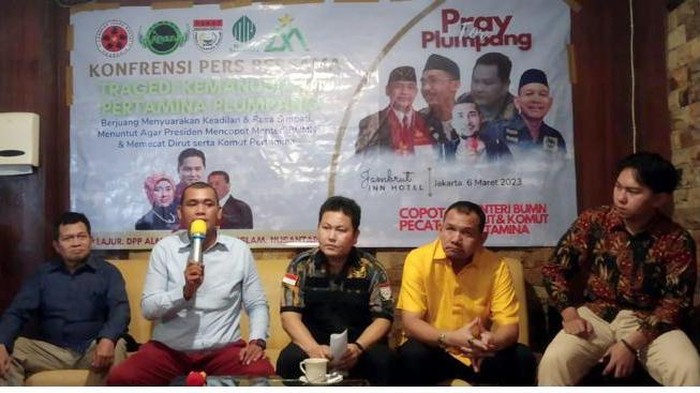 Elemen Ormas Nasional Dorong Penyelidikan Tragedi Plumpang Gabungan elemen Aktivis Ormas and Nasional mendorong Pemerintah untuk menyelidiki tragedi kebakaran Depo Pertamina Plumpang yang menewaskan 18 korban jiwa dan belasan orang masih hilang.