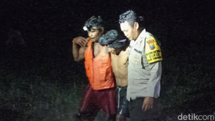 Evakuasi warga yang terjebak saat flushing bendungan di sungai Brantas Tulungagung