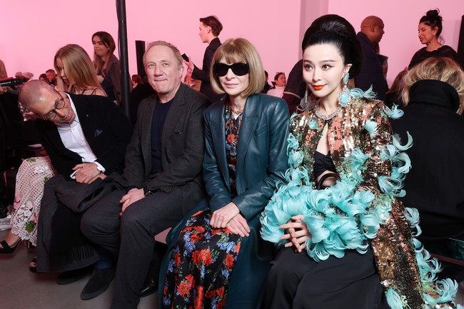 Fan Bingbing mendapat tempat duduk spesial. Di front row, ia bersebalahan dengan Anna Wintour, bos majalah Vogue Amerika Serikat, dan Francois-Henri Pinault, pemimpin grup Kering yang menaungi luxury brand seperti Balenciaga, Saint Laurent, dan Gucci. (Foto: Pascal Le Segretain/Getty Images)