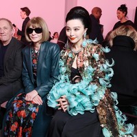 Fan Bingbing mendapat tempat duduk spesial. Di front row, ia bersebalahan dengan Anna Wintour, bos majalah Vogue Amerika Serikat, dan Francois-Henri Pinault, pemimpin grup Kering yang menaungi luxury brand seperti Balenciaga, Saint Laurent, dan Gucci. (Foto: Pascal Le Segretain/Getty Images)
