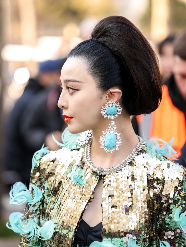 Terima kasih untuk teman-temanku di seluruh dunia. Setiap orang pasti punya fase hidup yang naik-turun. Kadang muncul rasa kewalahan, tapi kita bisa memetik banyak hikmah dalam proses tersebut. Semuanya baik-baik saja sekarang, kata Fan Bingbing saat jumpa pers di Berlin seperti dikutip Reuters. (Foto: Arnold Jerocki/Getty Images)