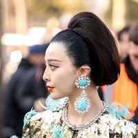 Terima kasih untuk teman-temanku di seluruh dunia. Setiap orang pasti punya fase hidup yang naik-turun. Kadang muncul rasa kewalahan, tapi kita bisa memetik banyak hikmah dalam proses tersebut. Semuanya baik-baik saja sekarang, kata Fan Bingbing saat jumpa pers di Berlin seperti dikutip Reuters. (Foto: Arnold Jerocki/Getty Images)