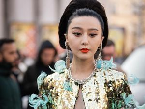 9 Foto Fan Bingbing Glamor di Paris Fashion Week Usai Jadi Tahanan Rumah