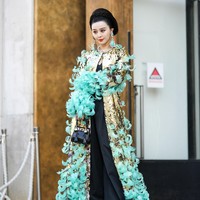 Keesokan harinya, ia muncul di peragaan busana siap pakai wanita Giambattista Valli. Kali ini, gayanya tak kalah glamor dengan gaun hitam yang dibungkus luaran penuh payet berwarna tembaga nan berkilauan dan berhiaskan detail bulu tosca. (Foto: Getty Images/Edward Berthelot)