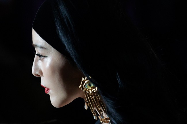 Fan Bingbing muncul di peragaan busana Schiaparelli yang berlangsung pada Kamis (2/3/2023). Sorotan pun tertuju pada bintang film X-Men: Days of Future-Past ini. (Foto: GEOFFROY VAN DER HASSELT/AFP via Getty Images)