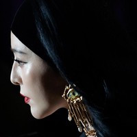 Fan Bingbing muncul di peragaan busana Schiaparelli yang berlangsung pada Kamis (2/3/2023). Sorotan pun tertuju pada bintang film X-Men: Days of Future-Past ini. (Foto: GEOFFROY VAN DER HASSELT/AFP via Getty Images)