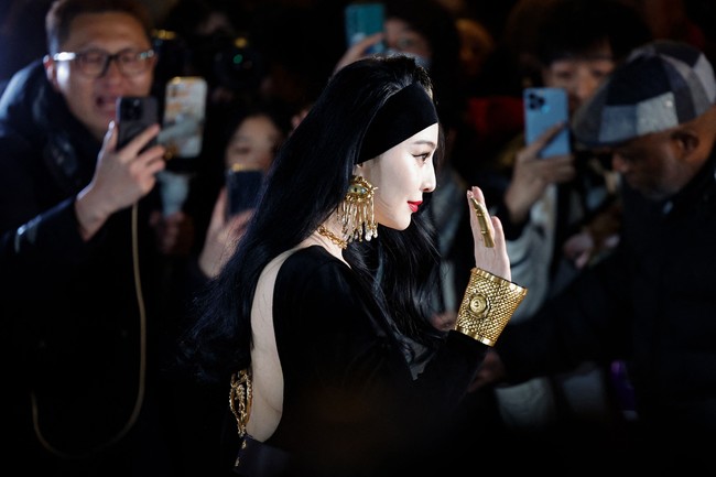 Paris Fashion Week Fall 2023 bertaburan bintang dari seluruh penjuru dunia. Hadir aktris China Fan Bingbing yang sempat bermasalah dengan hukum gara-gara pajak. (Foto: GEOFFROY VAN DER HASSELT/AFP via Getty Images)