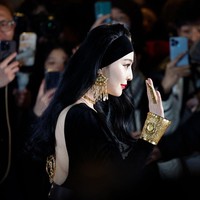 Paris Fashion Week Fall 2023 bertaburan bintang dari seluruh penjuru dunia. Hadir aktris China Fan Bingbing yang sempat bermasalah dengan hukum gara-gara pajak. (Foto: GEOFFROY VAN DER HASSELT/AFP via Getty Images)