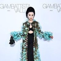 Sebelum eksis di Paris Fashion Week, Fan Bingbing sempat mempromosikan film terbarunya, Green Night, di Berlinale Internatioval Film Festival 2023, Berlin, Jerman. Kehadirannya tersebut sekaligus menandai comeback-nya di industri hiburan setelah masalah skandal pajak yang menimpanya. Diberitakan sebelumnya, Fan menunggak pajak hingga $123 juta atau sekitar Rp 1,7 triliunan pada 2018, kemudian sosoknya menghilang sejak itu. Kabarnya, ia mendekam sebagai tahanan rumah sebagai hukuman. (Foto: Stephane Cardinale/Corbis via Getty Images)