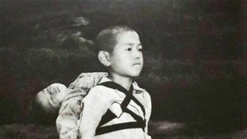 Bocah Jepang berusia 10 tahun tabah berdiri tegak membawa adik laki-lakinya yang telah meninggal ke tumpukan kayu kremasi, Nagasaki 1945. Bertahun-tahun kemudian, Joe ODonnell, jurnalis Amerika yang memotret foto ini berbicara kepada pewawancara Jepang: Saya melihat seorang anak laki-laki berusia sekitar sepuluh tahun. Dia menggendong bayi di punggungnya. Pada masa itu di Jepang, kita sering melihat anak-anak bermain dengan adik laki-laki atau perempuan di punggung mereka, tetapi anak laki-laki ini jelas berbeda. Saya dapat melihat bahwa dia datang ke tempat ini karena alasan yang serius. Dia tidak memakai sepatu. Wajahnya keras. Kepala kecil itu dimiringkan ke belakang seolah-olah bayi itu tertidur lelap. Foto: instagram.com/historicalpix/