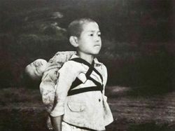 14 Foto Jadul Punya Cerita Mencekam dan Menyentuh Hati