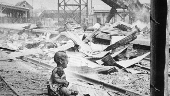 Sabtu Berdarah, 1937, oleh HS Wong. Foto ini, menggambarkan bayi China menangis di antara reruntuhan stasiun kereta api Shanghai Selatan yang dibom. Foto ini diambil beberapa menit setelah serangan udara Jepang menghantam warga sipil selama Pertempuran Shanghai dalam Perang Tiongkok-Jepang Kedua. Foto: instagram.com/historicalpix/